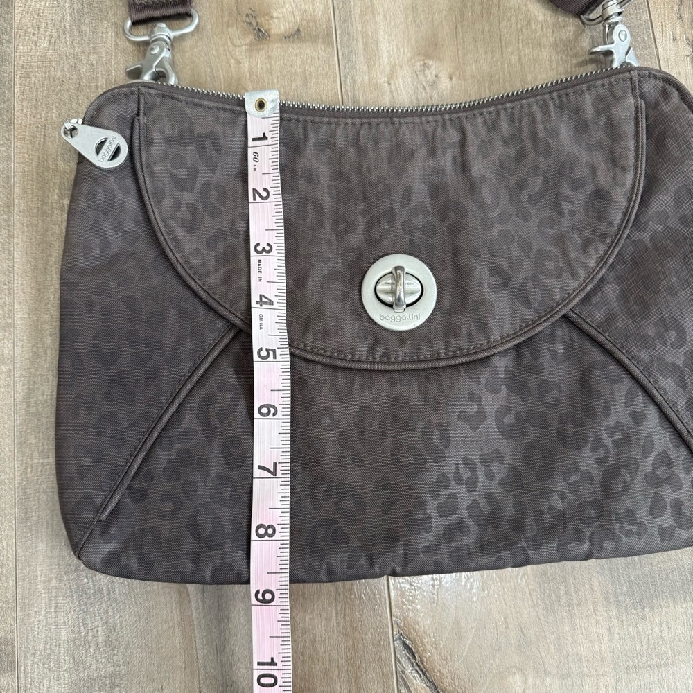 Baggallini Rio Crossbody Purse Turn Lock Brown Leopard Animal Print Nylon Travel - Picture 4 of 12